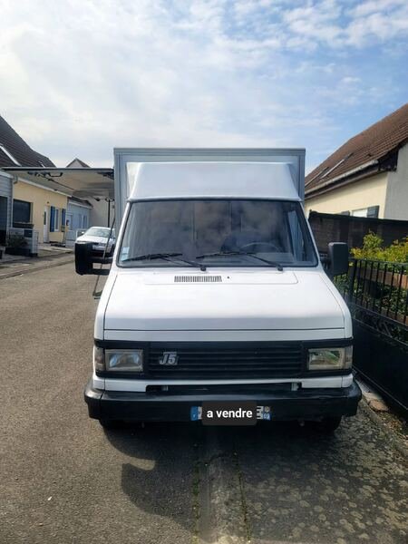 Weißer Vintage-Wagen