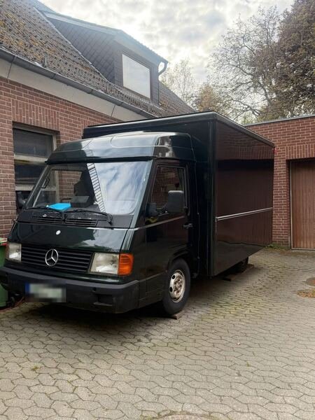 Schwarzer Mercedes-Küchenwagen, Holzinnenraum
