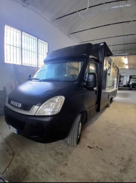 Schwarzer Küchenwagen, Edelstahl