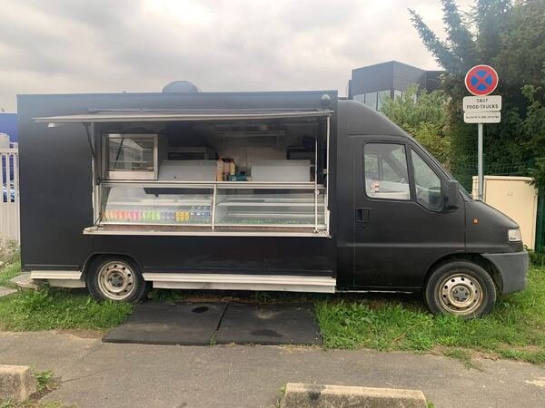 Schwarzer Fiat Ducato mit Vitrine