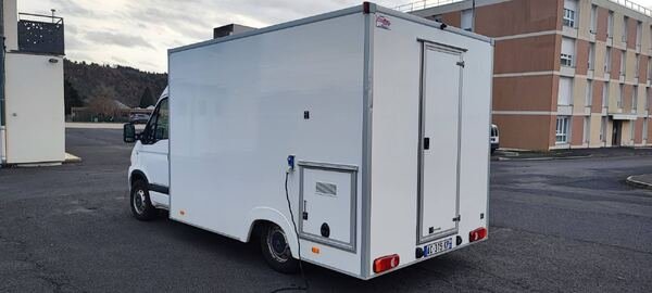 Kleiner Snackwagen mit Aufbau